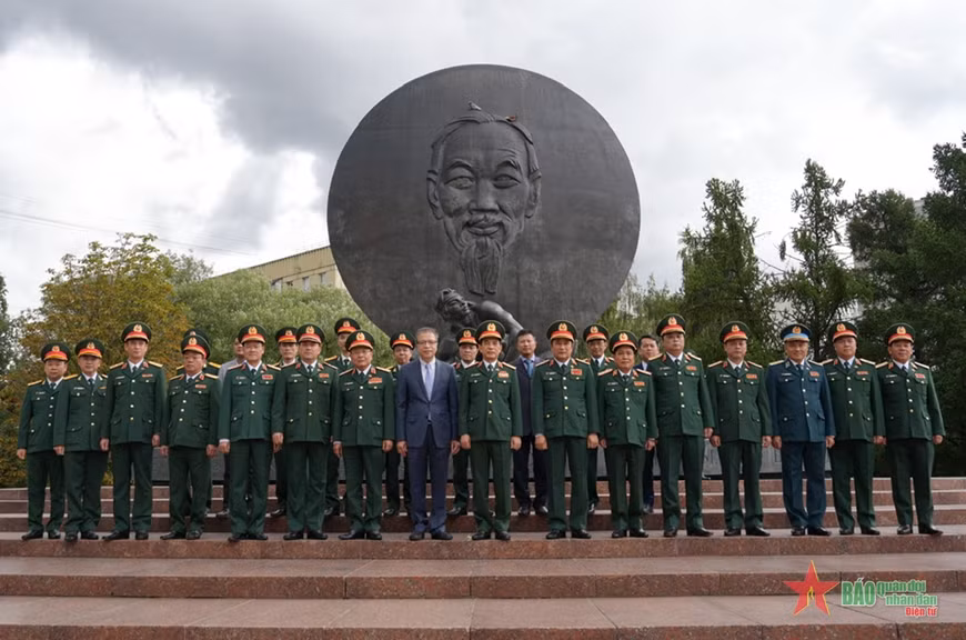 Đại tướng Phan Văn Giang và đoàn bên Tượng đài Chủ tịch Hồ Chí Minh.