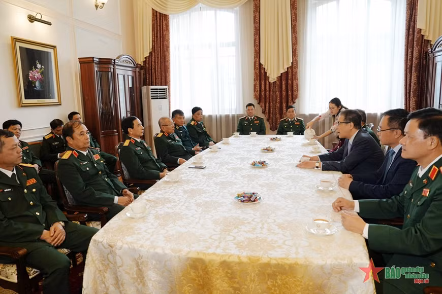 Đại tướng Phan Văn Giang thăm, trò chuyện với cán bộ, nhân viên Đại sứ quán Việt Nam tại Liên bang Nga.