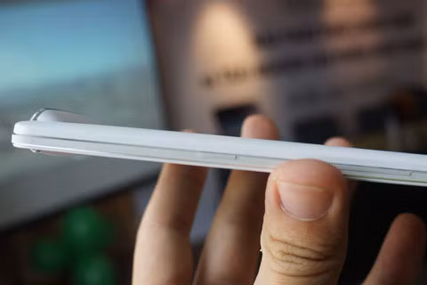 Cạnh phải có cả phím tăng giảm âm lượng và bật tắt máy