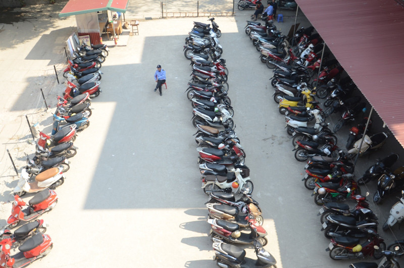 Bãi xe trong khu vực này vẫn chật kín xe