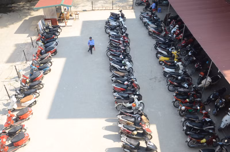 Bãi xe trong khu vực này vẫn chật kín xe