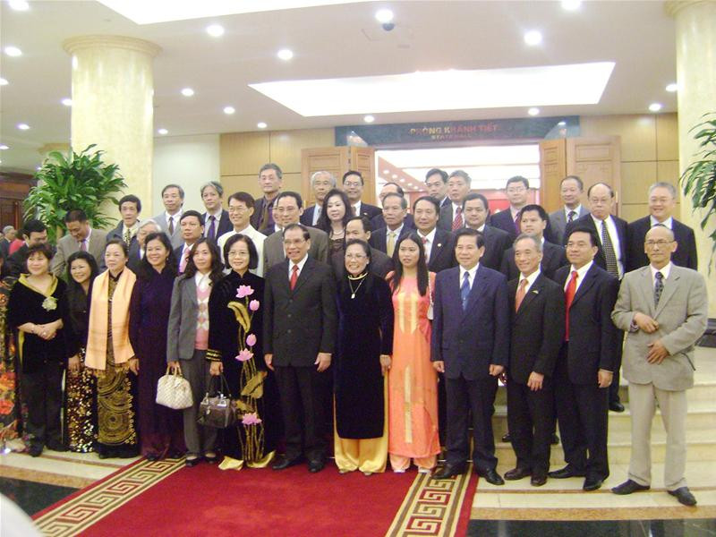 Tổng Bí thư Nông Đức Mạnh, Chủ tịch nước Nguyễn Minh Triết chụp ảnh lưu niệm với đoàn kiều bào tiêu biểu. Ảnh: L.A