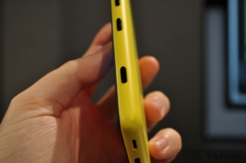 Thiết kế viền bo nhẹ nhàng của Lumia 820 cho cảm giác chắc chắn và hiện đại