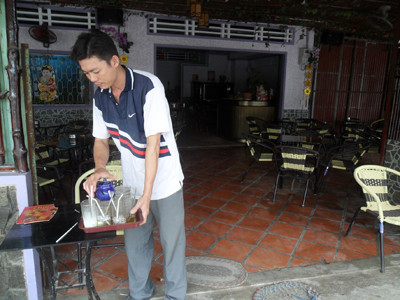 Cựu VĐV bóng rổ Quách Văn Đức trong quán cà phê vắng khách