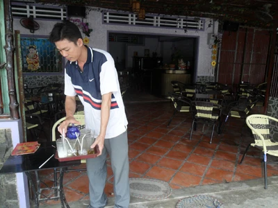 Cựu VĐV bóng rổ Quách Văn Đức trong quán cà phê vắng khách