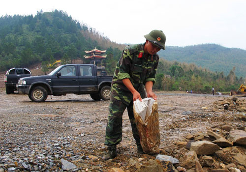 Thu gom rác quanh khu vực an táng