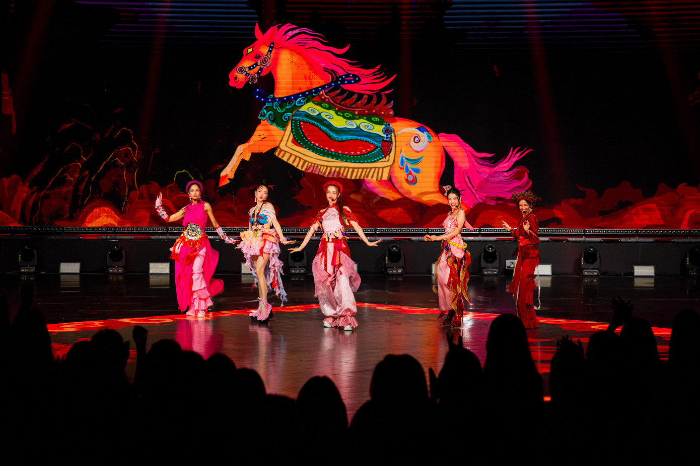 Lý ngựa ô đã giúp đội MLee ăn điểm trong phần thi nhóm 5. Ảnh: BTC.