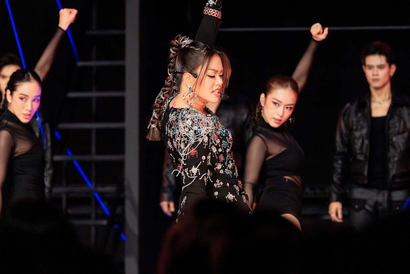 Các chị đẹp đánh cược sức khỏe cho những màn trình diễn chớp nhoáng trên sân khấu.