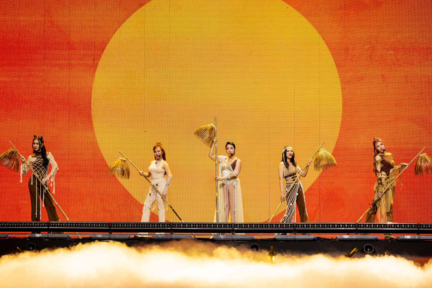 Các &quot;ngư nữ&quot; của đội Trang Pháp đi úp nơm trong bài Mái đình làng biển. Ảnh: BTC.