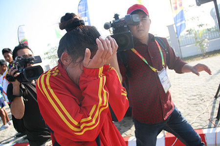 Thanh Phúc khóc suốt sau khi bị mất tấm HCV