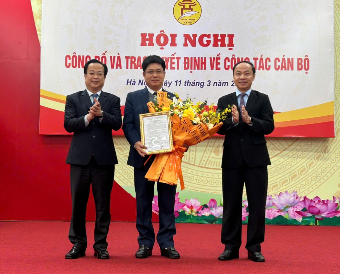 Lãnh đạo Sở GD&ĐT Hà Nội trao quyết định bổ nhiệm và chúc mừng PGS.TS Nguyễn Xuân Thành. Lãnh đạo Sở GD&ĐT Hà Nội trao quyết định bổ nhiệm và chúc mừng PGS.TS Nguyễn Xuân Thành.