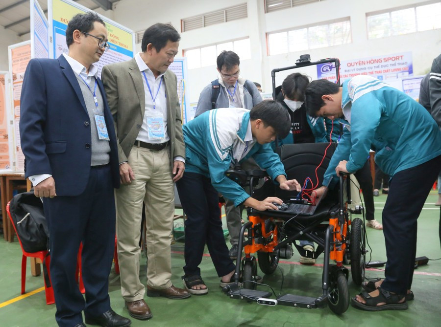 Dự án “Xe lăn tự hành hỗ trợ người mắc bệnh xơ cứng teo cơ một bên trong di chuyển và giao tiếp” thuộc lĩnh vực Hệ thống nhúng của nhóm học sinh Cao Trung Quân và Lê Minh Hiếu, Trường THPT Thị xã Quảng Trị đạt giải Nhất.