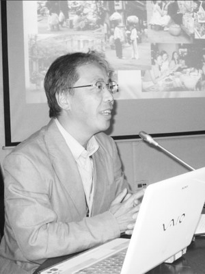 GS.Ito Tetsuji trình bày tham luận về 'Ngõ phố Hà Nội'. GS.Ito Tetsuji trình bày tham luận về Ngõ phố Hà Nội