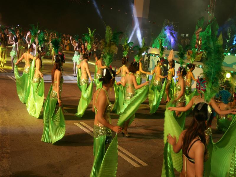 Đoàn du thuyền xếp hàng cổ vũ Carnaval. Vũ công khoe sắc. Ảnh : BK-TD Vũ công làm duyên trước ống kính. Ảnh : BK-TD Đi cà kheo Vũ điệu cháy bỏng Carnaval Hàng vạn khán giả chào đón Carnaval. Ảnh : BK-TD Màn pháo hoa rực rỡ kết thúc lễ hội. Ảnh : BK-TD