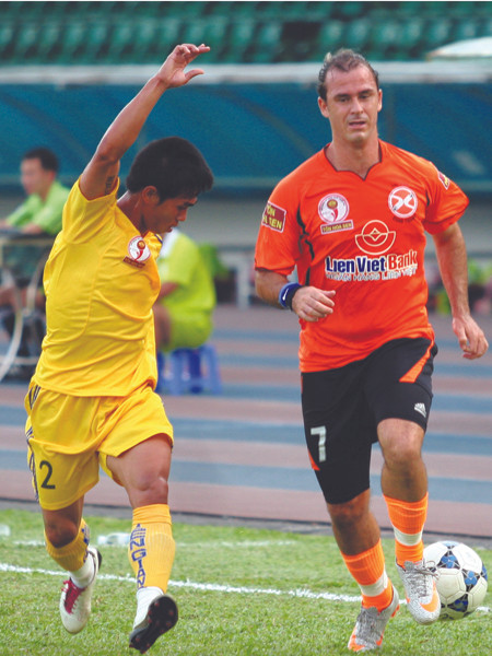 Sài Gòn FC - Kiên Giang (áo vàng) Ảnh: Tường Vũ 