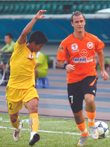 Sài Gòn FC - Kiên Giang (áo vàng) Ảnh: Tường Vũ 