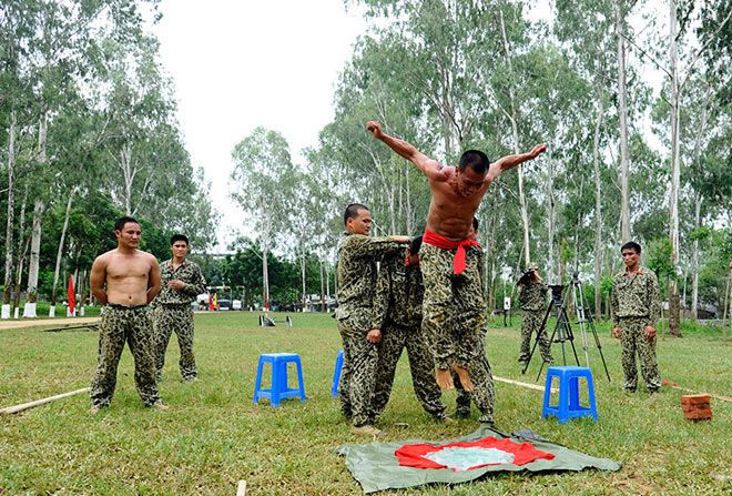 Nhảy vào thủy tinh nhọn từ độ cao 1,5 mét