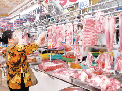 Giá thịt heo đang giảm do nhu cầu tiêu thụ thấp. Ảnh: D.Đ.Minh