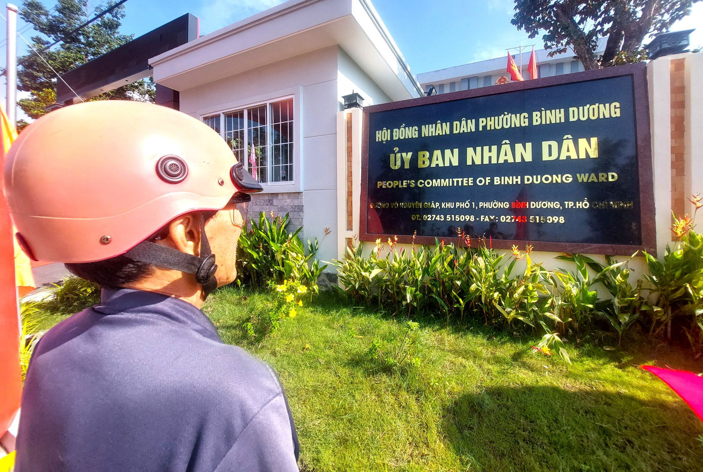 Theo ghi nhận của phóng viên báo Tiền Phong, sáng 1/7, đồng loạt 36 xã, phường TPHCM, khu vực Bình Dương cũ đã thay tên, địa chỉ trên bảng trụ sở. Trước cổng các trụ sở đều ghi đơn vị hành chính 2 cấp TPHCM.