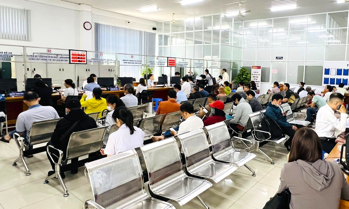 Khoảng 7h sáng, tại Trung tâm hành chính công phường Dĩ An, rất đông người dân tới giải quyết thủ tục hành chính. Trung tâm bố trí nhiều ghế ngồi và có cán bộ hướng dẫn. Nhờ đó, hoạt động giải quyết thủ tục cho người dân diễn ra nề nếp, trật tự. Khoảng 7h sáng, tại Trung tâm hành chính công phường Dĩ An, rất đông người dân tới giải quyết thủ tục hành chính. Trung tâm bố trí nhiều ghế ngồi và có cán bộ hướng dẫn. Nhờ đó, hoạt động giải quyết thủ tục cho người dân diễn ra nề nếp, trật tự.