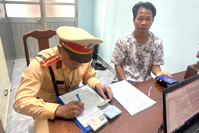 Cán bộ CSGT lập biên bản xử lý đối với tài xế Cán bộ CSGT lập biên bản xử lý đối với tài xế