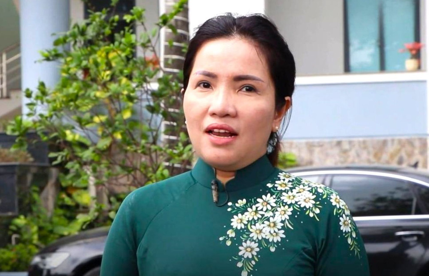 Bà Trần Thị Thanh Thủy, Chủ tịch UBND phường Dĩ An, cho biết nhân sự bố trí làm việc tại phường là 168 cán bộ, công chức, viên chức, người hoạt động không chuyên trách, trong đó có 17 người phục vụ người dân. Ngoài ra, phường tăng cường thêm nhiều tình nguyện viên đón tiếp, hướng dẫn người dân làm thủ tục nên hoạt động tại phường vận hành tốt vì cán bộ đã được tập huấn rất kỹ. Tuy nhiên, để đảm bảo thực hiện thủ tục phi địa giới hành chính được thông suốt, bà Thủy kiến nghị tăng cường thêm nhân sự và trang thiết bị. Bà Trần Thị Thanh Thủy, Chủ tịch UBND phường Dĩ An, cho biết nhân sự bố trí làm việc tại phường là 168 cán bộ, công chức, viên chức, người hoạt động không chuyên trách, trong đó có 17 người phục vụ người dân. Ngoài ra, phường tăng cường thêm nhiều tình nguyện viên đón tiếp, hướng dẫn người dân làm thủ tục nên hoạt động tại phường vận hành tốt vì cán bộ đã được tập huấn rất kỹ. Tuy nhiên, để đảm bảo thực hiện thủ tục phi địa giới hành chính được thông suốt, bà Thủy kiến nghị tăng cường thêm nhân sự và trang thiết bị.