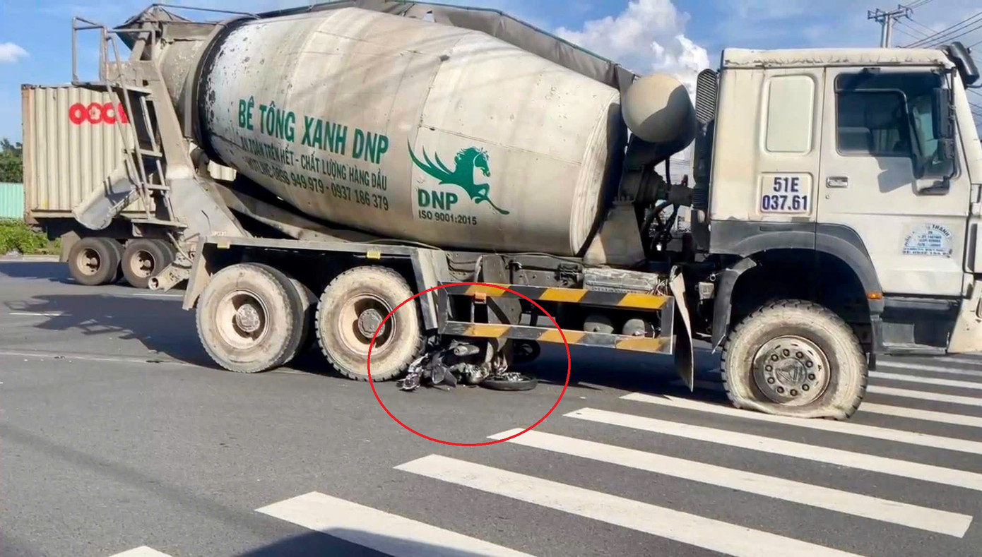 Xe máy biến dạng dưới gầm xe bồn