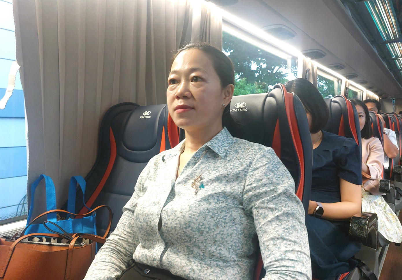 Các cán bộ, công chức, viên chức từ Bình Dương cũ trên hành trình di chuyển đến trụ sở làm việc tại TPHCM. Ảnh: H.C