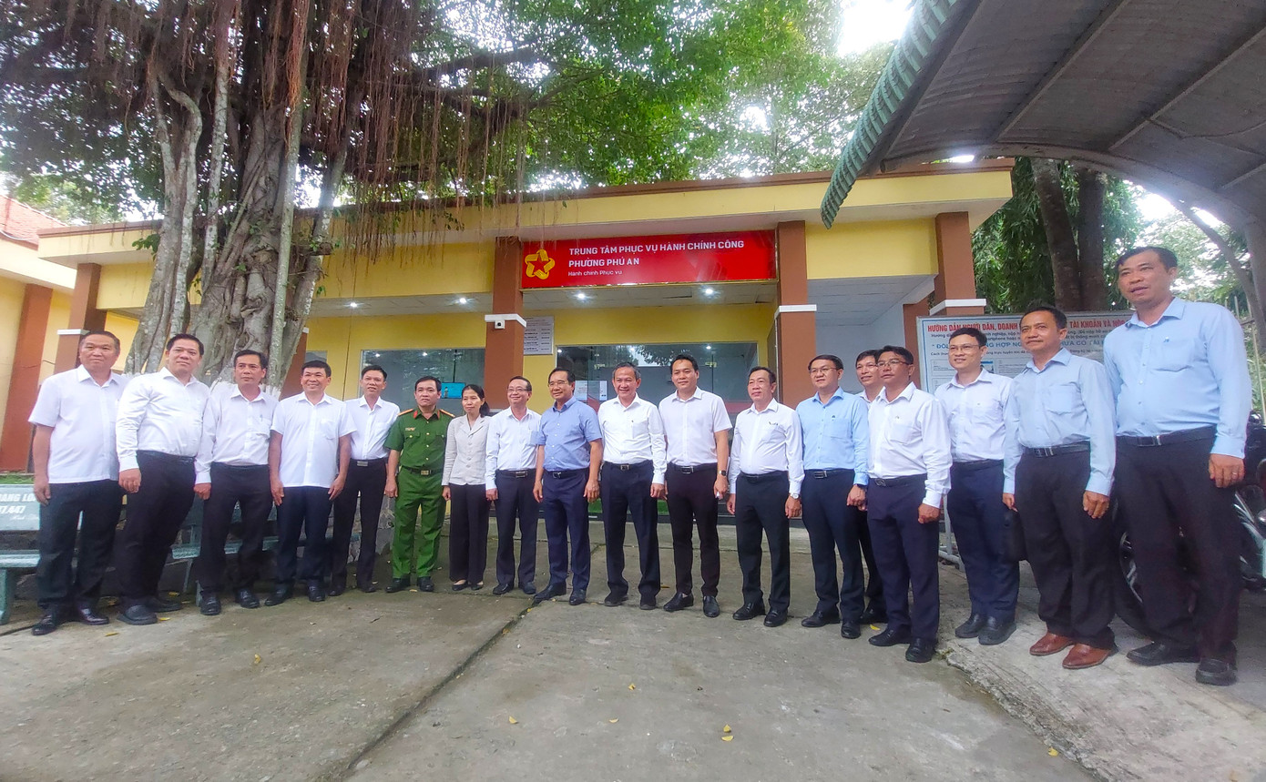 Lãnh đạo TPHCM và xã Phú An chụp hình lưu niệm tại Trung tâm hành chính công xã. Lãnh đạo TPHCM và xã Phú An chụp hình lưu niệm tại Trung tâm hành chính công xã.