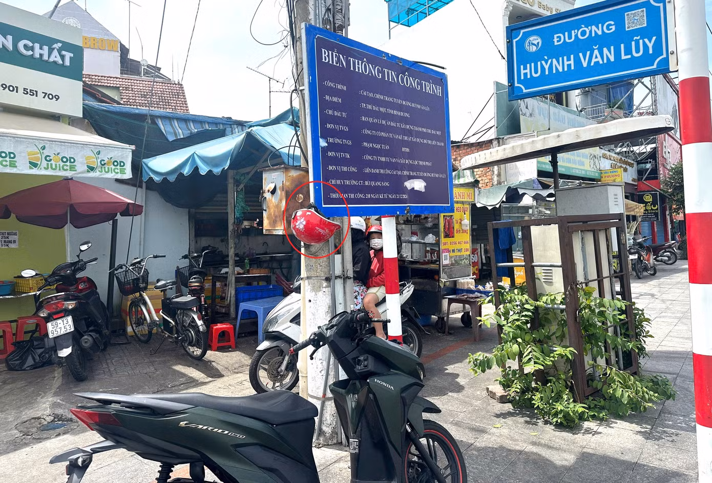 Bảng thông tin công trình đặt dọc với vỉa hè, thấp ngang đầu người Bảng thông tin công trình đặt dọc với vỉa hè, thấp ngang đầu người