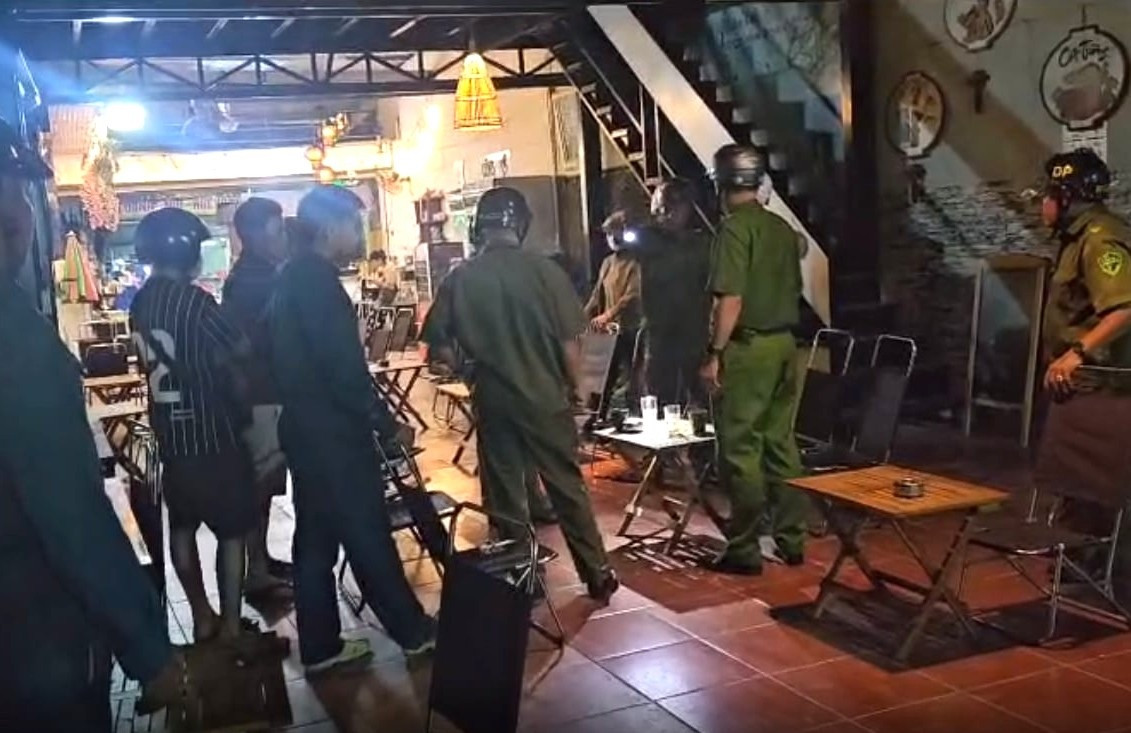 Đối tượng bị khống chế khi nhận tiền từ người phụ nữ