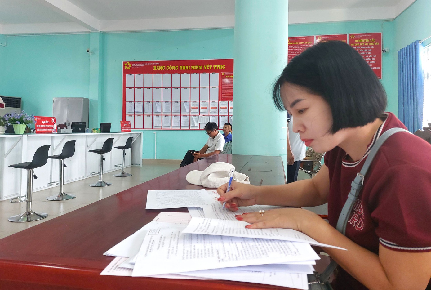 Ghi nhận của phóng viên cho thấy những gì người dân chia sẻ về sự niềm nở, thái độ phục vụ chuyên nghiệp, nhanh gọn đều phản ánh đúng thực tế. Ghi nhận của phóng viên cho thấy những gì người dân chia sẻ về sự niềm nở, thái độ phục vụ chuyên nghiệp, nhanh gọn đều phản ánh đúng thực tế.