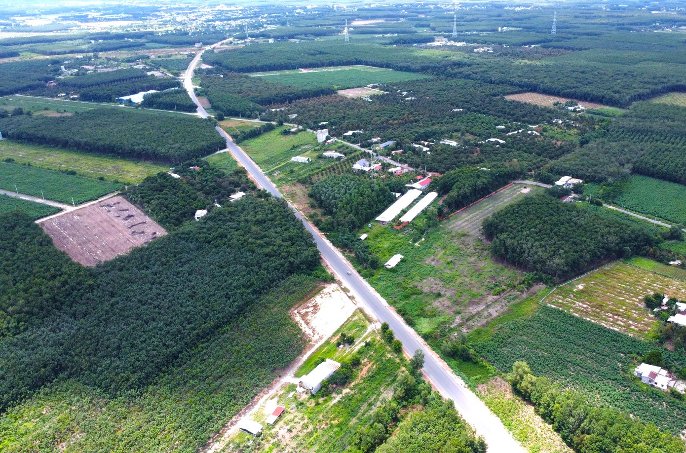 Ngày 8/7, ghi nhận của phóng viên, công trình đường Hồ Chí Minh, đoạn Chơn Thành - Đức Hòa đi qua địa bàn tỉnh Đồng Nai, TPHCM và Tây Ninh đã hoàn thành cơ bản, người dân trong khu vực gần đường đã lưu thông.