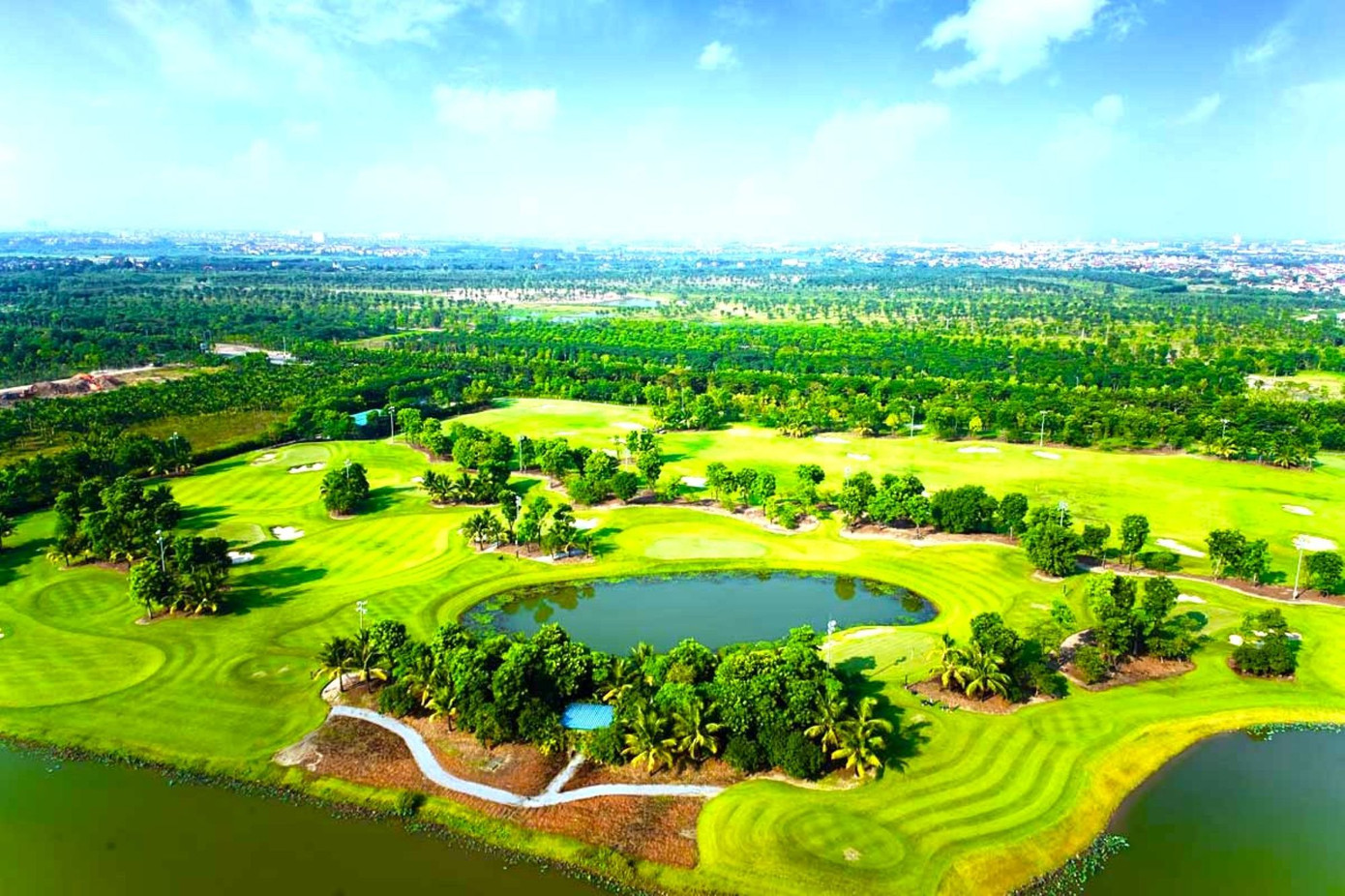 Phường Bình Dương cũng sở hữu 2 sân golf hiện đại, quy mô lớn Phường Bình Dương cũng sở hữu 2 sân golf hiện đại, quy mô lớn