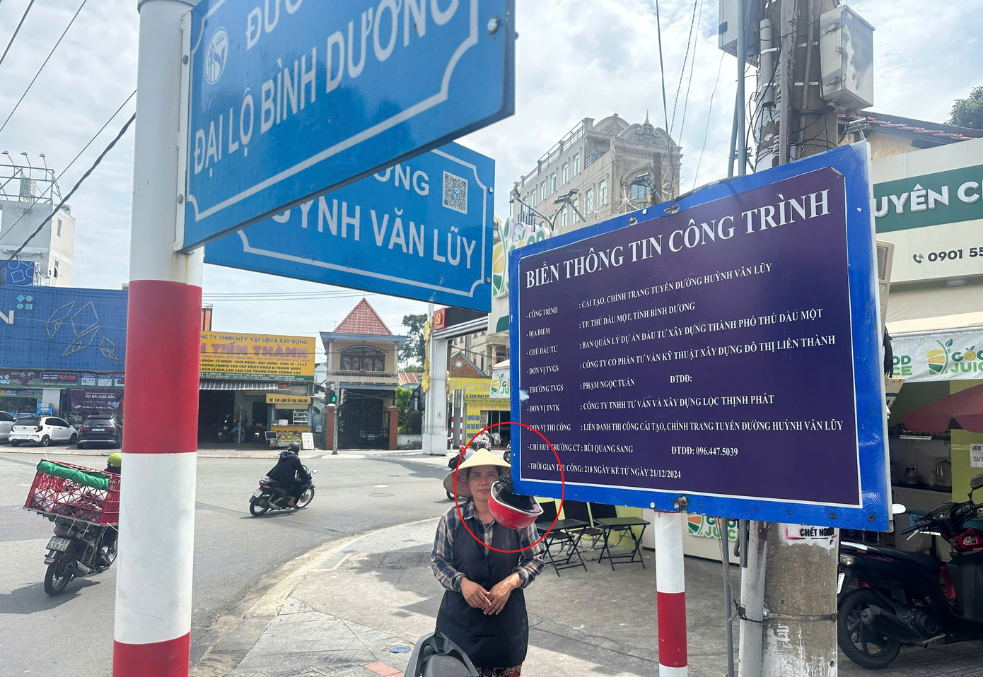 Người dân dùng nón bảo hiểm đặt vào vị trí cạnh bảng để tránh xảy ra tai nạn