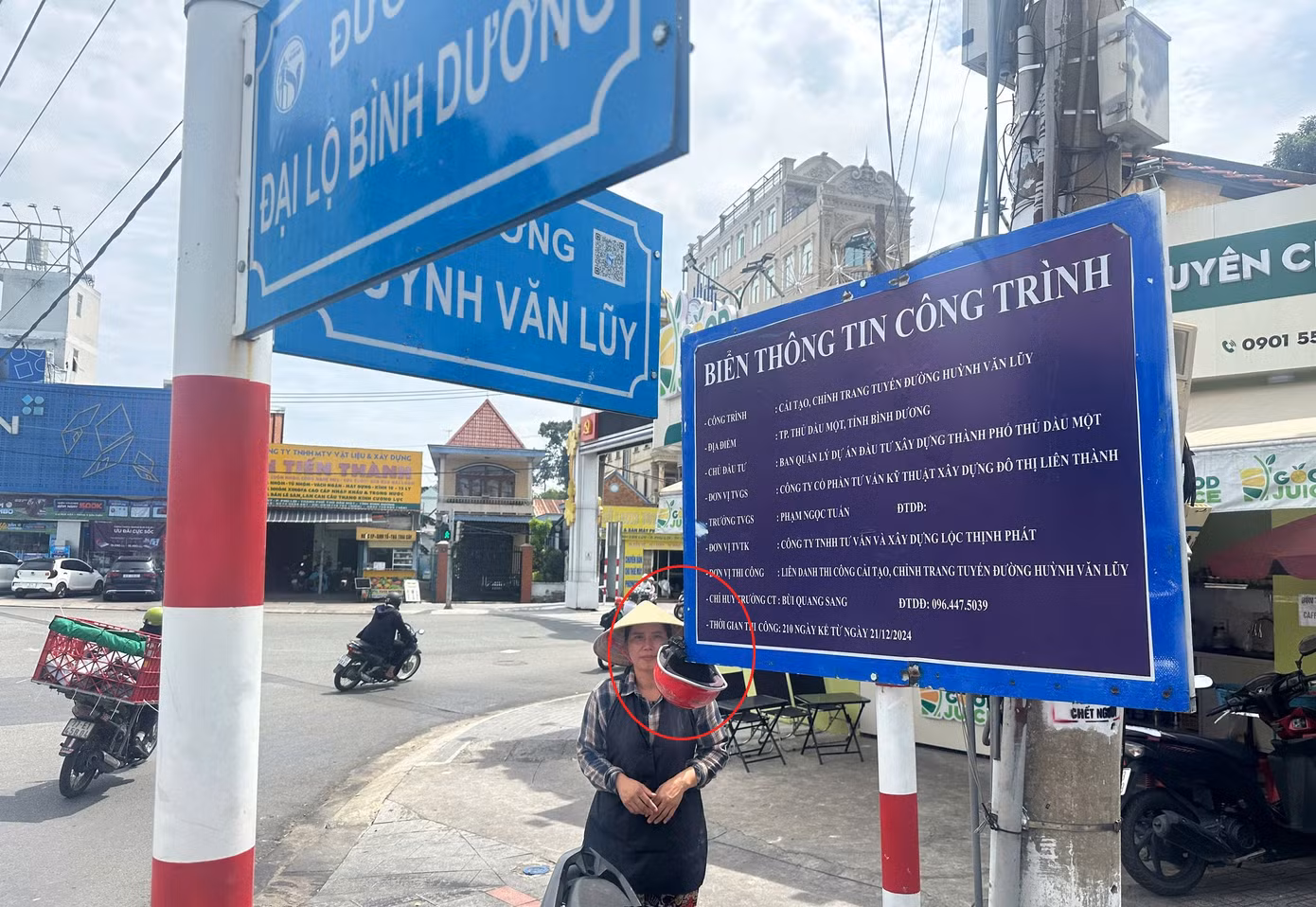 Người dân dùng nón bảo hiểm đặt vào vị trí cạnh bảng để tránh xảy ra tai nạn Người dân dùng nón bảo hiểm đặt vào vị trí cạnh bảng để tránh xảy ra tai nạn
