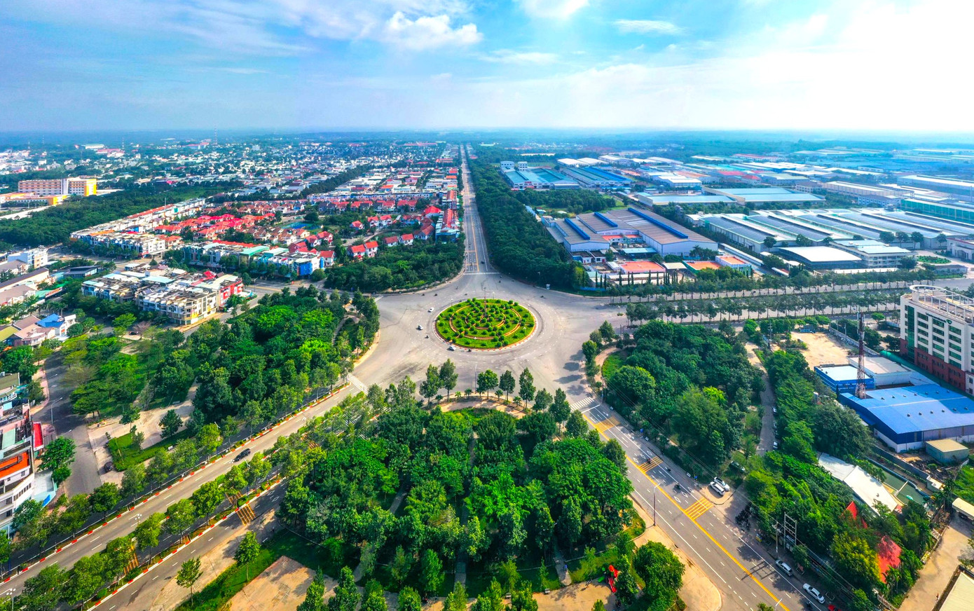 “Tinh thần làm việc chung của cán bộ, công chức, viên chức tại phường là “làm hết việc chứ không hết giờ”. Nhiều cán bộ làm việc tới tối muộn mới trở về nhà, để xử lý dứt điểm hồ sơ đã nhận trong ngày”- bà Nguyễn Thị Tuyết Loan - Phó Chủ tịch, Giám đốc Trung tâm Phục vụ hành chính công phường Thới Hòa chia sẻ. “Tinh thần làm việc chung của cán bộ, công chức, viên chức tại phường là “làm hết việc chứ không hết giờ”. Nhiều cán bộ làm việc tới tối muộn mới trở về nhà, để xử lý dứt điểm hồ sơ đã nhận trong ngày”- bà Nguyễn Thị Tuyết Loan - Phó Chủ tịch, Giám đốc Trung tâm Phục vụ hành chính công phường Thới Hòa chia sẻ.