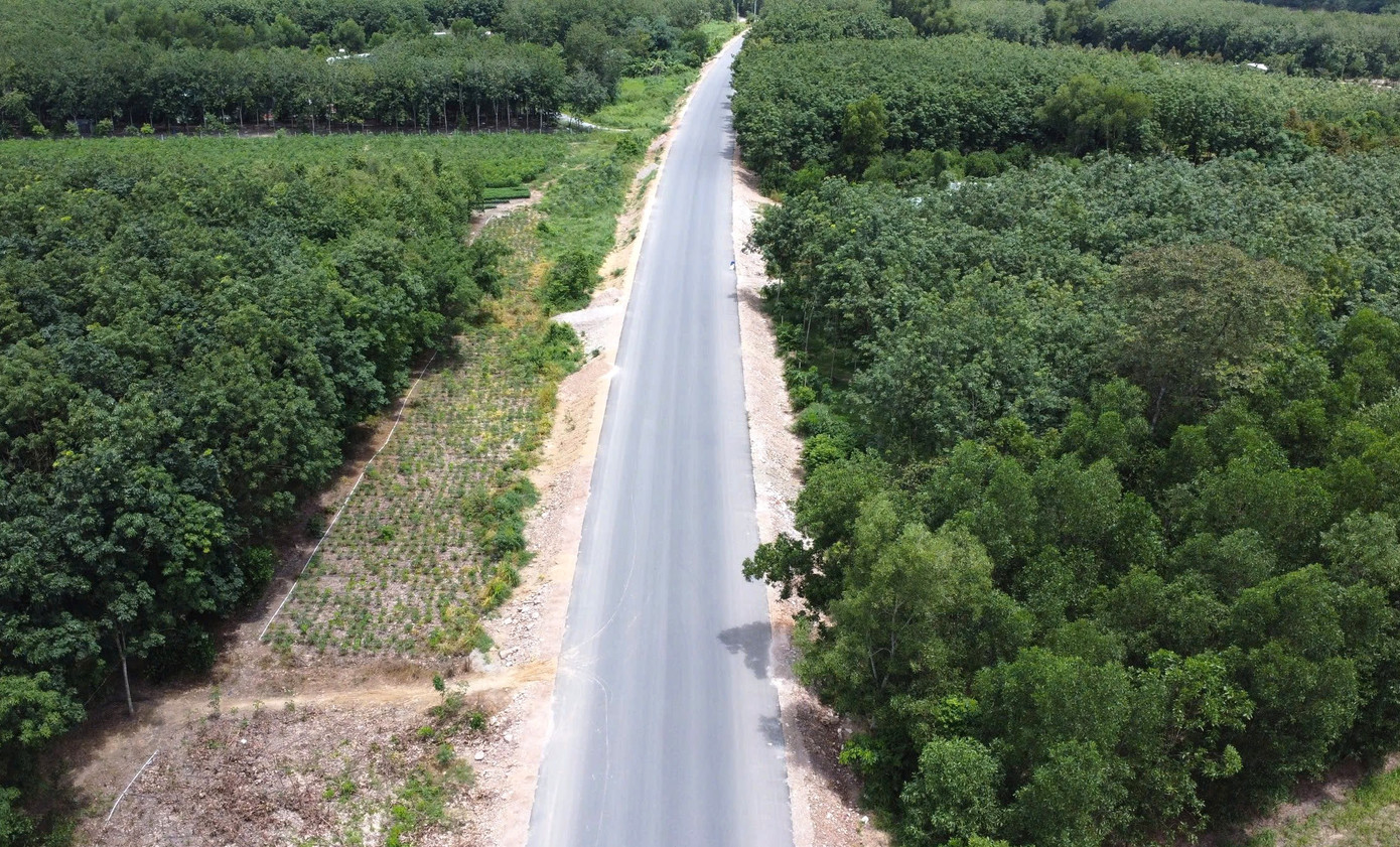 Công trình đường Hồ Chí Minh có chiều dài 72,75 km, chia làm 3 gói thầu xây lắp với tổng mức đầu tư khoảng 2.293 tỷ đồng.