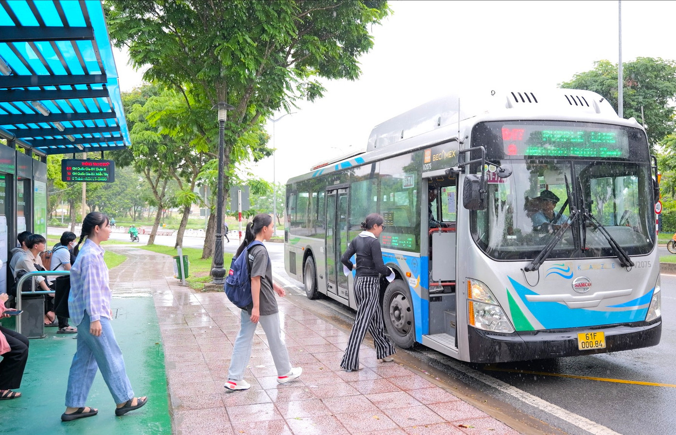 Ngày 2/7, ghi nhận của phóng viên báo Tiền Phong, tuyến xe buýt mang số hiệu 61-77 đã đi vào hoạt động, mở ra một bước tiến quan trọng trong việc kết nối giao thông công cộng, nhất là khi TPHCM mới chính thức vận hành. Ngày 2/7, ghi nhận của phóng viên báo Tiền Phong, tuyến xe buýt mang số hiệu 61-77 đã đi vào hoạt động, mở ra một bước tiến quan trọng trong việc kết nối giao thông công cộng, nhất là khi TPHCM mới chính thức vận hành.