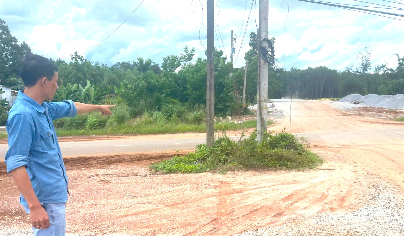 Ghi nhận tại nút giao đường Hồ Chí Minh và ĐT.750 còn vướng mặt bằng, hai cột điện vẫn án ngữ giữa ngã tư. Khoảng 100 m đường tại đây thi công dang dở.