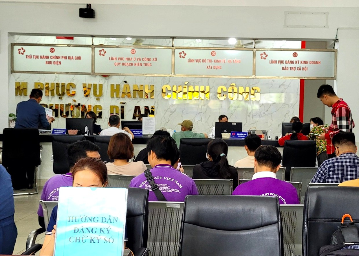 “Đến phường, tôi thấy có tới hàng chục người dân, nên có chút lo lắng không biết khi nào mới tới lượt mình. Thế nhưng, tính từ khi tôi tới phường cho đến lúc có kết quả chỉ mất khoảng 15 phút. Tôi làm thủ tục về đất đai, do hệ thống chưa liên thông nên tạm thời cán bộ phường phải làm thủ công song họ giải thích, hướng dẫn rất nhiệt tình”- anh Phương (ngụ phường Dĩ An, TPHCM) cho hay. “Đến phường, tôi thấy có tới hàng chục người dân, nên có chút lo lắng không biết khi nào mới tới lượt mình. Thế nhưng, tính từ khi tôi tới phường cho đến lúc có kết quả chỉ mất khoảng 15 phút. Tôi làm thủ tục về đất đai, do hệ thống chưa liên thông nên tạm thời cán bộ phường phải làm thủ công song họ giải thích, hướng dẫn rất nhiệt tình”- anh Phương (ngụ phường Dĩ An, TPHCM) cho hay.