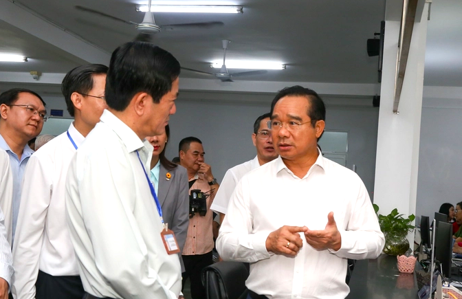 Chủ tịch UBND TPHCM Nguyễn Văn Được (phải) khảo sát tại phường Dĩ An. Chủ tịch UBND TPHCM Nguyễn Văn Được (phải) khảo sát tại phường Dĩ An.