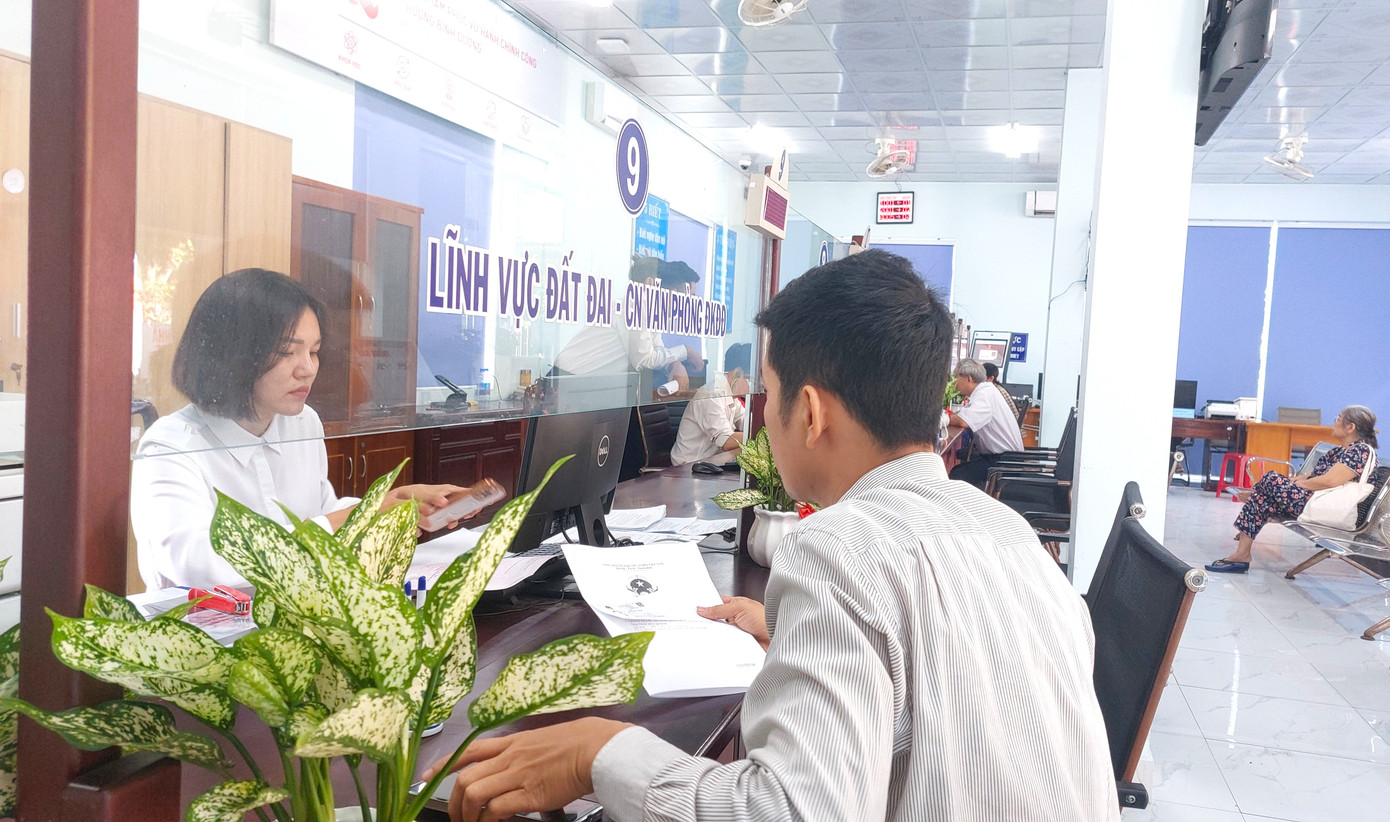 “Tôi đến phường để làm thủ tục xác định tình trạng bất động sản và được cán bộ nơi đây cho biết, từ nay không cần phải làm việc này nữa. Đây là một sự thay đổi khiến tôi rất vui, vì trước đây để xin xác nhận tình trạng bất động sản rất khó khăn, kéo dài thời gian. Tôi đến phường dù chưa làm gì vẫn có kết quả như ý muốn”- anh Linh phấn khởi khi đến phường làm thủ tục hành chính.