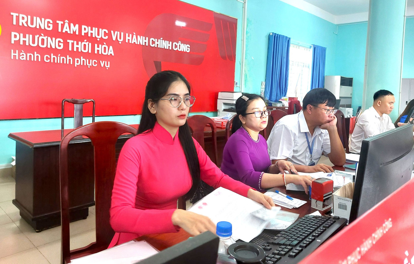 “Trước đây đến phường làm thủ tục hành chính phải chờ lâu, áp lực. Bây giờ thì khác, hồ sơ giải quyết xong, trả kết quả, cán bộ còn hỏi cần hỗ trợ gì nữa không?. Thật sự rất hài lòng, tôi mong muốn cách làm việc của cán bộ phường, xã như hiện nay sẽ được duy trì”- ông Khánh (ngụ phường Thới Hòa, TPHCM) bày tỏ. “Trước đây đến phường làm thủ tục hành chính phải chờ lâu, áp lực. Bây giờ thì khác, hồ sơ giải quyết xong, trả kết quả, cán bộ còn hỏi cần hỗ trợ gì nữa không?. Thật sự rất hài lòng, tôi mong muốn cách làm việc của cán bộ phường, xã như hiện nay sẽ được duy trì”- ông Khánh (ngụ phường Thới Hòa, TPHCM) bày tỏ.