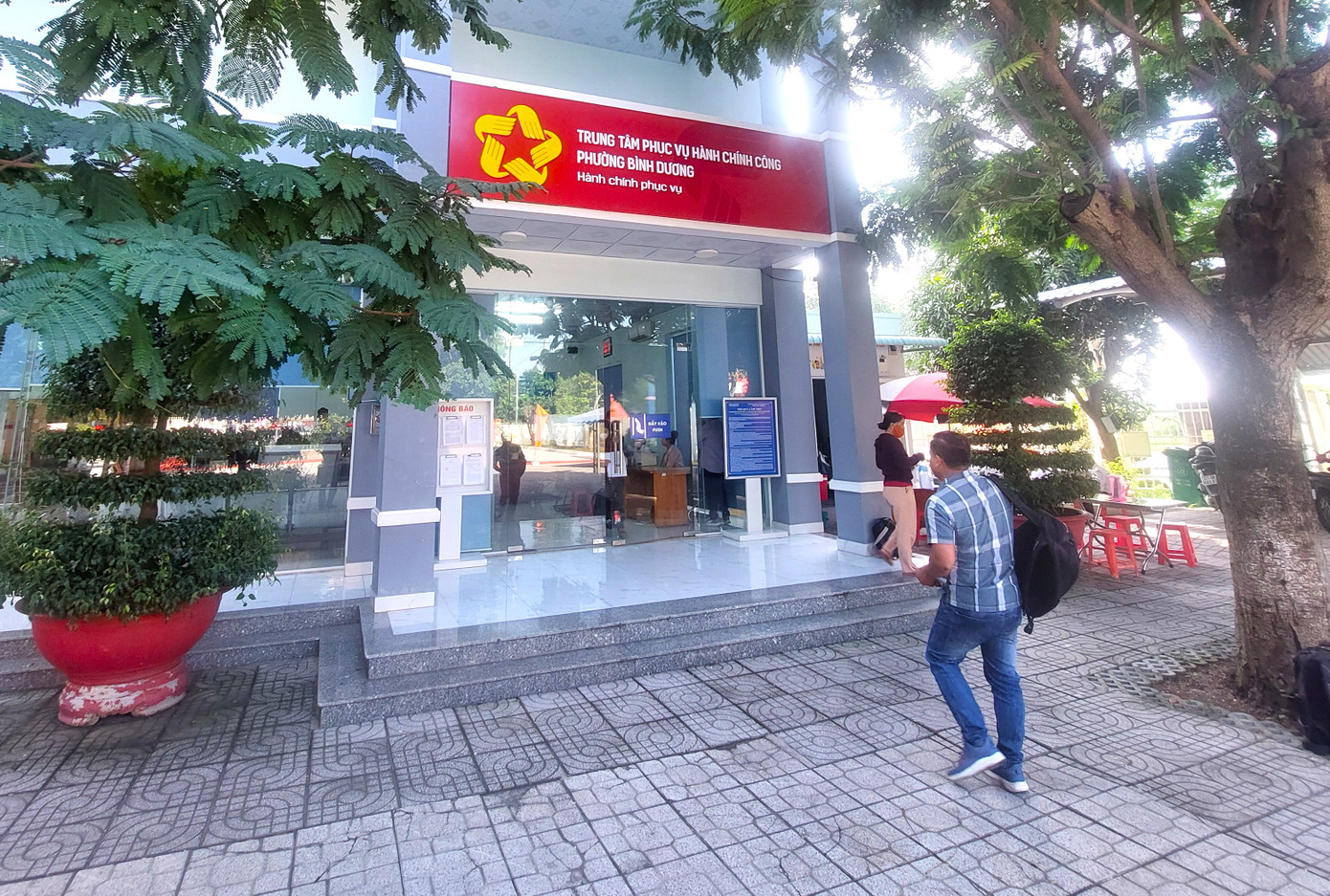 Sáng sớm, ngày đầu tiên chính thức triển khai mô hình chính quyền hai cấp TPHCM. Đây là dấu mốc quan trọng, thể hiện sự đổi mới trong bộ máy hành chính, đánh dấu bước phát triển mới của địa phương, đồng thời góp phần vào sự chuyển mình mạnh mẽ của đất nước, kỷ nguyên vươn mình của dân tộc.