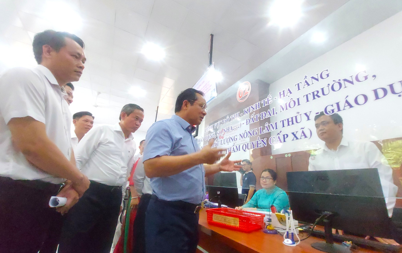 Chủ tịch UBND TPHCM Nguyễn Văn Được hỏi cán bộ phường Phú An về việc tiếp nhận hồ sơ giải quyết thủ tục hành chính Chủ tịch UBND TPHCM Nguyễn Văn Được hỏi cán bộ phường Phú An về việc tiếp nhận hồ sơ giải quyết thủ tục hành chính