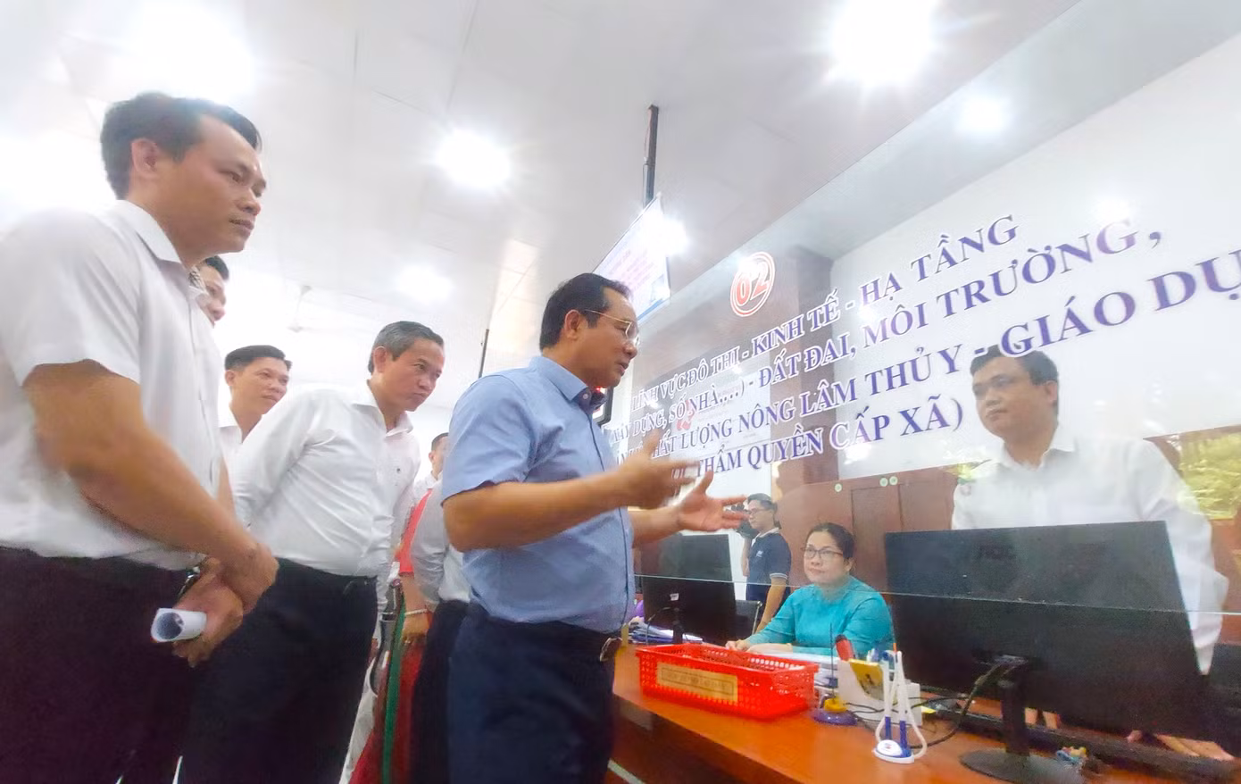 Chủ tịch UBND TPHCM Nguyễn Văn Được hỏi cán bộ phường Phú An về việc tiếp nhận hồ sơ giải quyết thủ tục hành chính