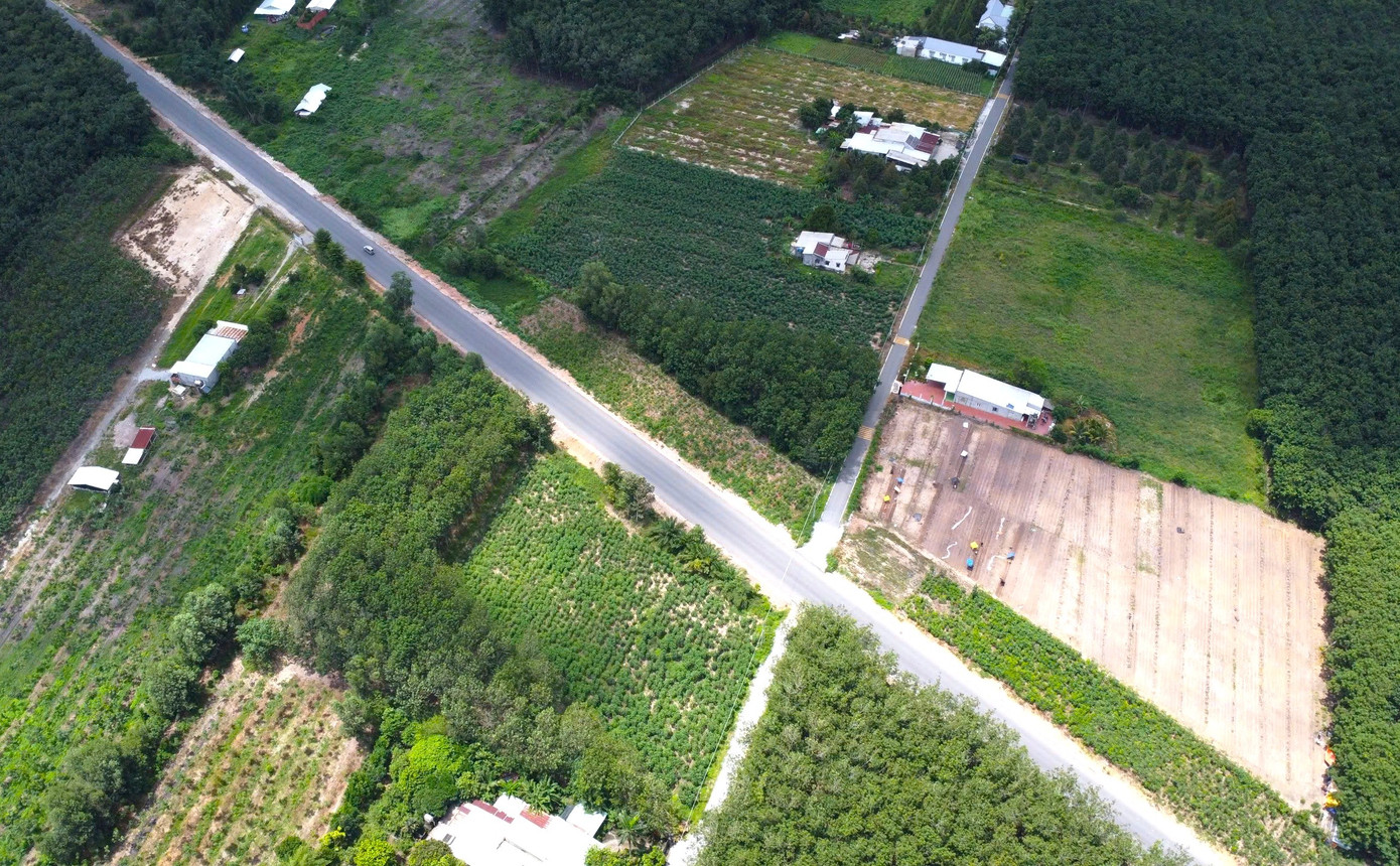 Gói xây lắp 1 được khởi công từ cuối năm 2023 do Tập đoàn Đèo Cả thực hiện. Đoạn này 31,5 km từ giáp ranh Đồng Nai đến sông Sài Gòn giáp ranh tỉnh Tây Ninh, có giá trị xây lắp hơn 681 tỷ đồng.