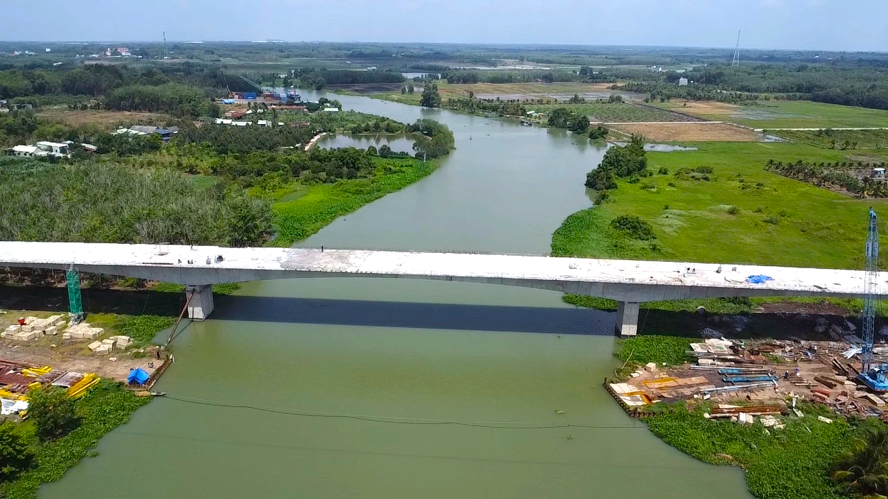 Trên tuyến có 6 cầu gồm cầu Kênh Phước Hoà, cầu Cây Trường, cầu Bà Tứ, cầu Thị Tính, cầu Suối Tre, và cầu Thanh An. Đến nay, 6 cầu hoàn thành cơ bản, phần đường đã cơ bản thi công xong nền đất.