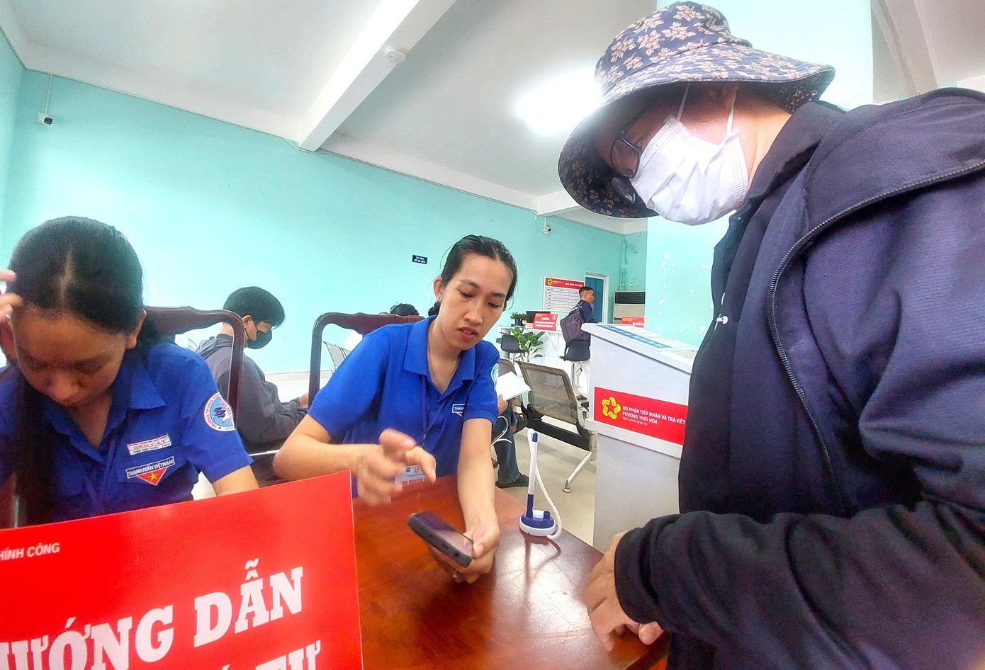 Lần thứ 2 đến phường Thới Hòa để giải quyết thủ tục hành chính, chị Phương Lan ấn tượng bởi thái độ phục vụ và thời gian xử lý hồ sơ. “Được phục vụ nhiệt tình đến mức tôi thấy ái ngại luôn. Vừa bước vào, có người đến hỏi tôi cần hỗ trợ, sau đó ngồi ghế chờ đến lượt. Quá trình xử lý công việc rất nhanh, không chờ lâu như trước đây. Tôi cần hỏi thêm thông tin gì, cán bộ đều vui vẻ trả lời, cảm giác rất gần gũi, không có khoảng cách”- chị Lan nói. Lần thứ 2 đến phường Thới Hòa để giải quyết thủ tục hành chính, chị Phương Lan ấn tượng bởi thái độ phục vụ và thời gian xử lý hồ sơ. “Được phục vụ nhiệt tình đến mức tôi thấy ái ngại luôn. Vừa bước vào, có người đến hỏi tôi cần hỗ trợ, sau đó ngồi ghế chờ đến lượt. Quá trình xử lý công việc rất nhanh, không chờ lâu như trước đây. Tôi cần hỏi thêm thông tin gì, cán bộ đều vui vẻ trả lời, cảm giác rất gần gũi, không có khoảng cách”- chị Lan nói.